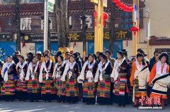 （新春走基层）四川甘孜：藏族群众踏歌起舞庆新年
