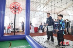 江西南昌：无人机足球赛上演“空中对决”